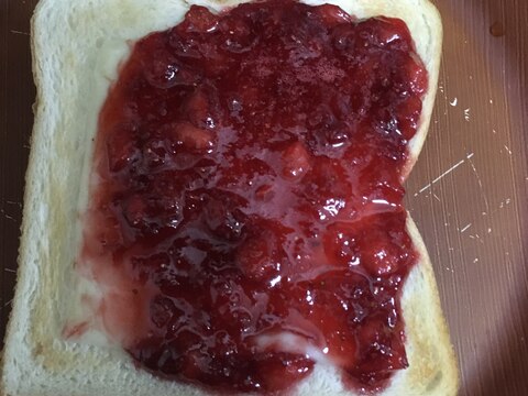 いちごジャムと、とろけるスライスチーズトースト♪